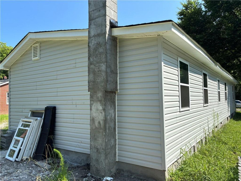 Photo 3 of 8 residential for sale in Suffolk virginia