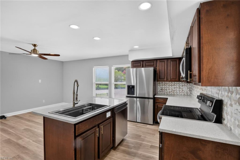 Photo 4 of 30 residential for sale in Chesapeake virginia