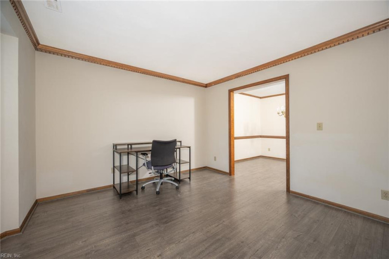 Photo 5 of 34 residential for sale in Chesapeake virginia