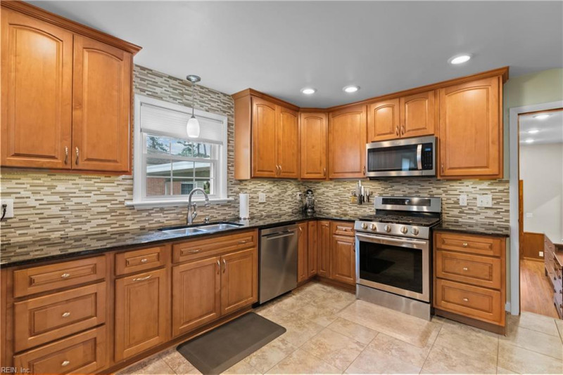 Photo 18 of 41 residential for sale in Portsmouth virginia