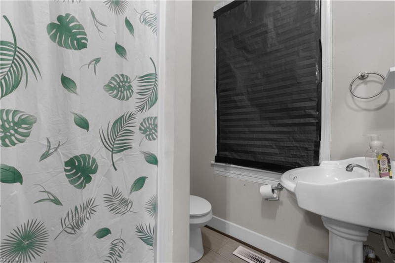 Photo 19 of 41 residential for sale in Portsmouth virginia