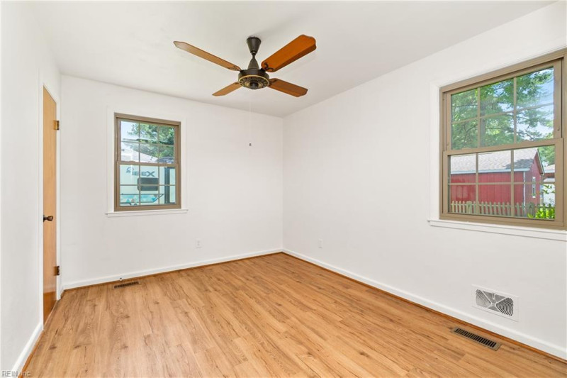 Photo 11 of 29 residential for sale in Chesapeake virginia