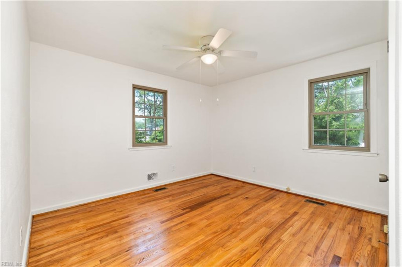 Photo 13 of 29 residential for sale in Chesapeake virginia