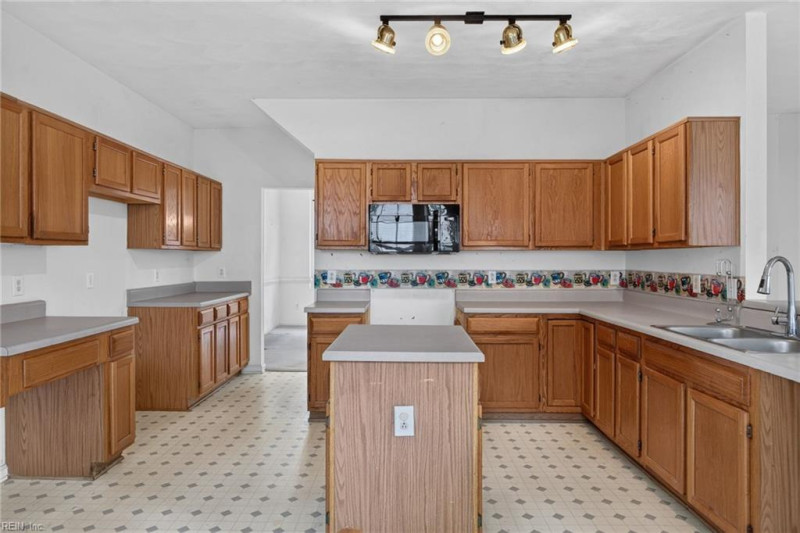 Photo 13 of 34 residential for sale in Virginia Beach virginia