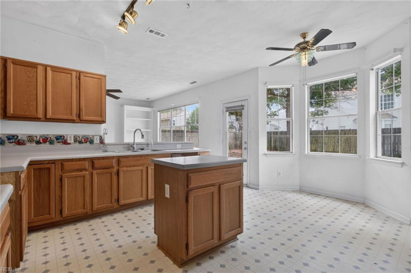 Photo 14 of 34 residential for sale in Virginia Beach virginia