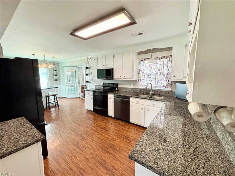 Photo 11 of 46 residential for sale in Hampton virginia