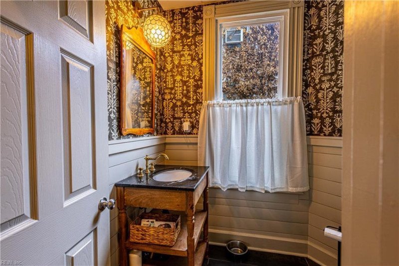 Photo 12 of 31 residential for sale in Chesapeake virginia