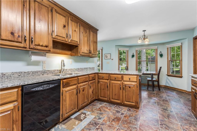 Photo 10 of 41 residential for sale in York County virginia