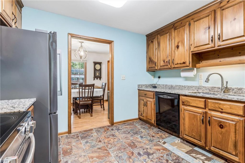 Photo 13 of 41 residential for sale in York County virginia