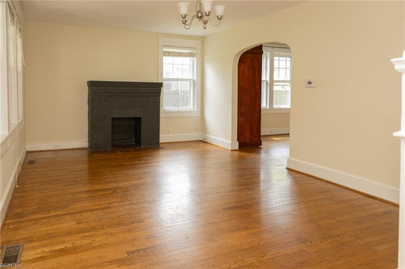 Photo 4 of 32 residential for sale in Portsmouth virginia