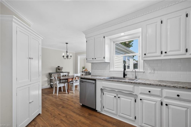 Photo 11 of 32 residential for sale in Chesapeake virginia