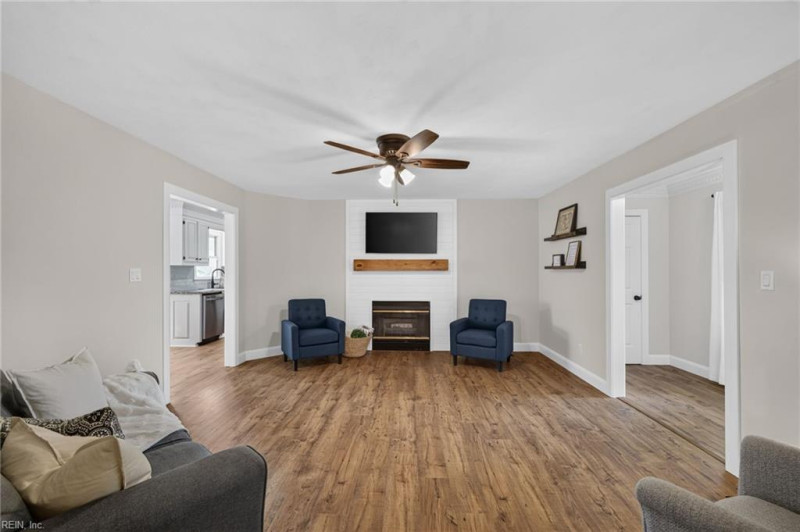 Photo 3 of 32 residential for sale in Chesapeake virginia