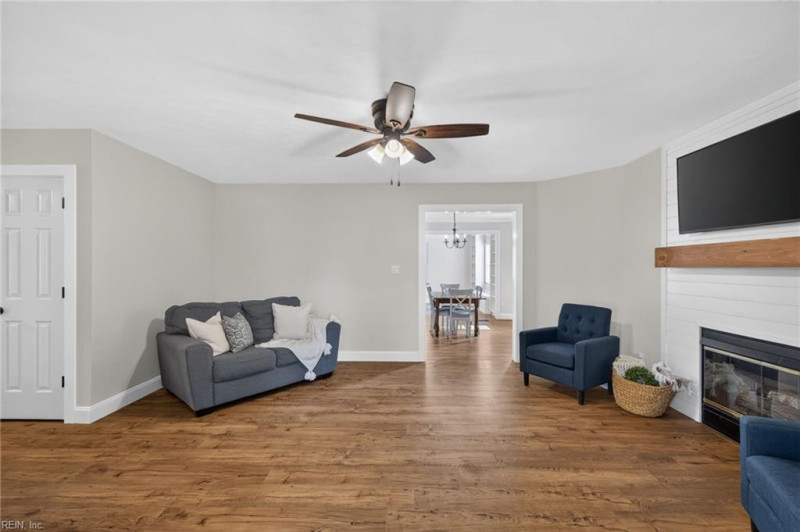 Photo 4 of 32 residential for sale in Chesapeake virginia