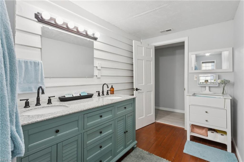 Photo 11 of 18 residential for sale in Gloucester County virginia