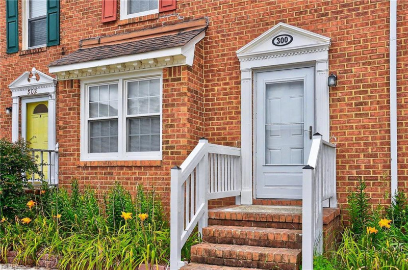 Photo 3 of 41 residential for sale in Chesapeake virginia