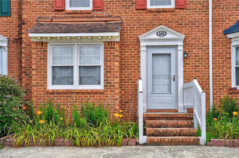 Photo 4 of 41 residential for sale in Chesapeake virginia