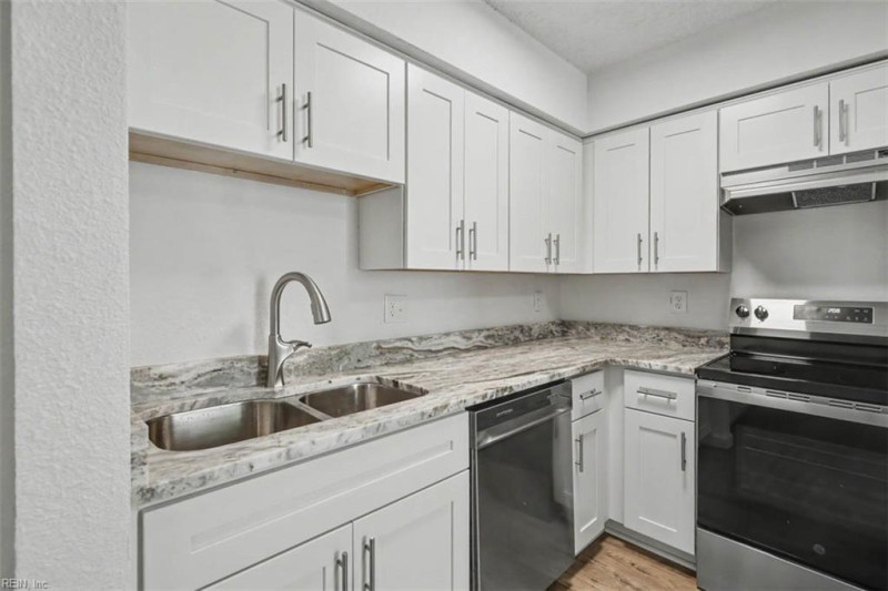 Photo 14 of 33 residential for sale in Hampton virginia