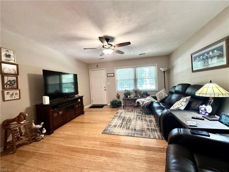 Photo 3 of 24 residential for sale in York County virginia