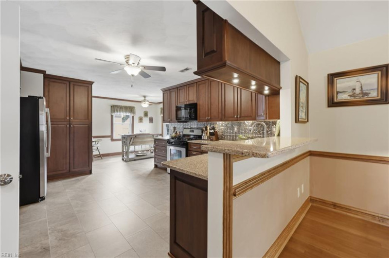 Photo 18 of 49 residential for sale in Chesapeake virginia
