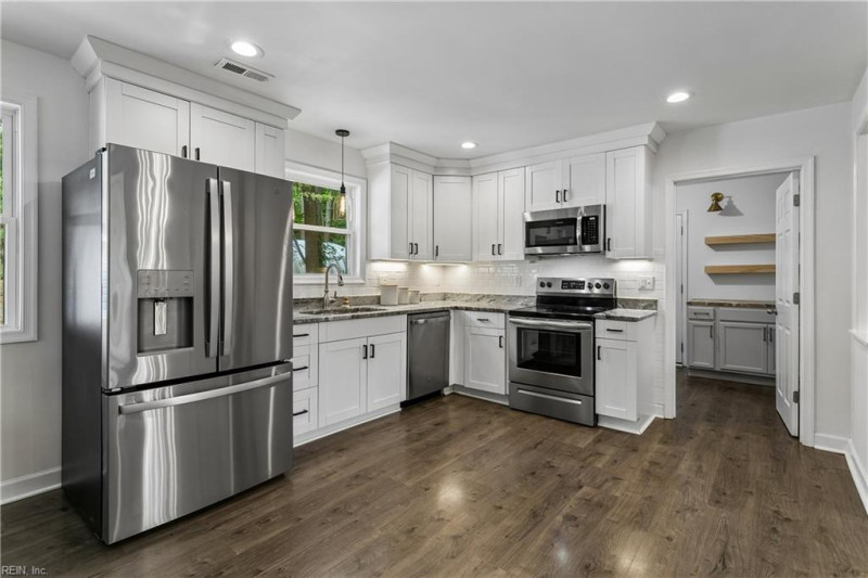 Photo 13 of 31 residential for sale in Hampton virginia