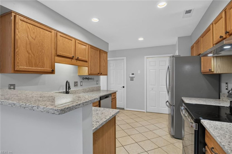 Photo 15 of 38 residential for sale in York County virginia