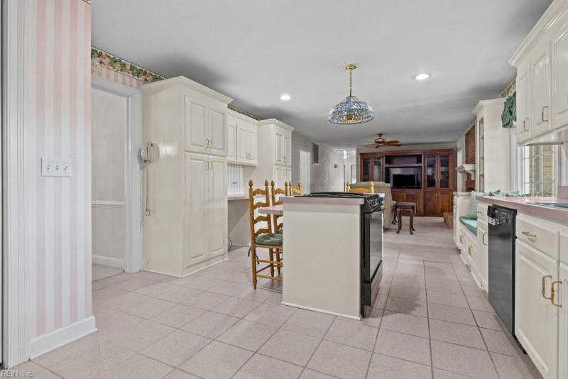 Photo 9 of 38 residential for sale in Franklin virginia