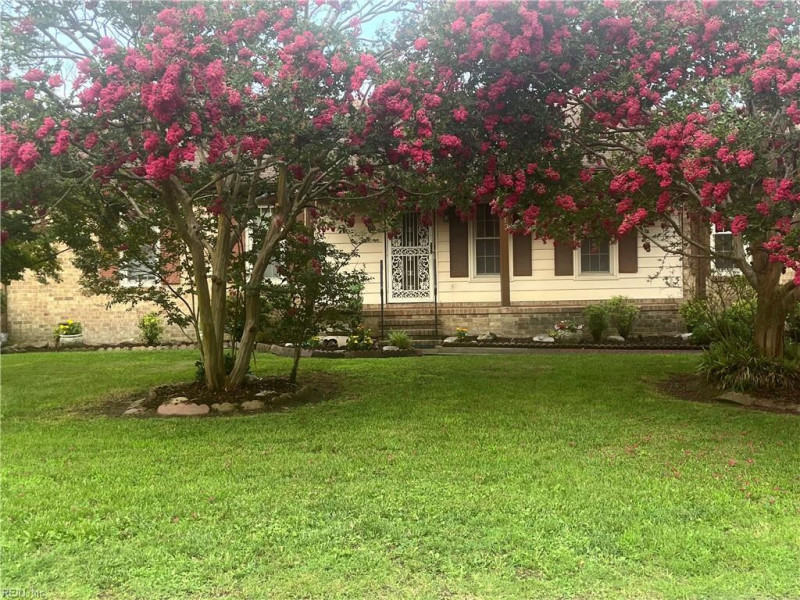 Photo 2 of 32 residential for sale in Chesapeake virginia