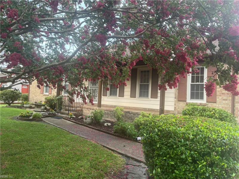 Photo 3 of 32 residential for sale in Chesapeake virginia