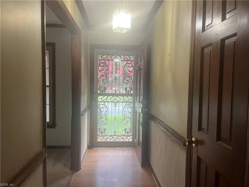 Photo 4 of 32 residential for sale in Chesapeake virginia