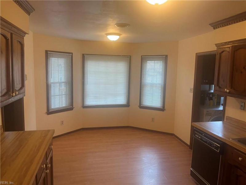 Photo 7 of 32 residential for sale in Chesapeake virginia