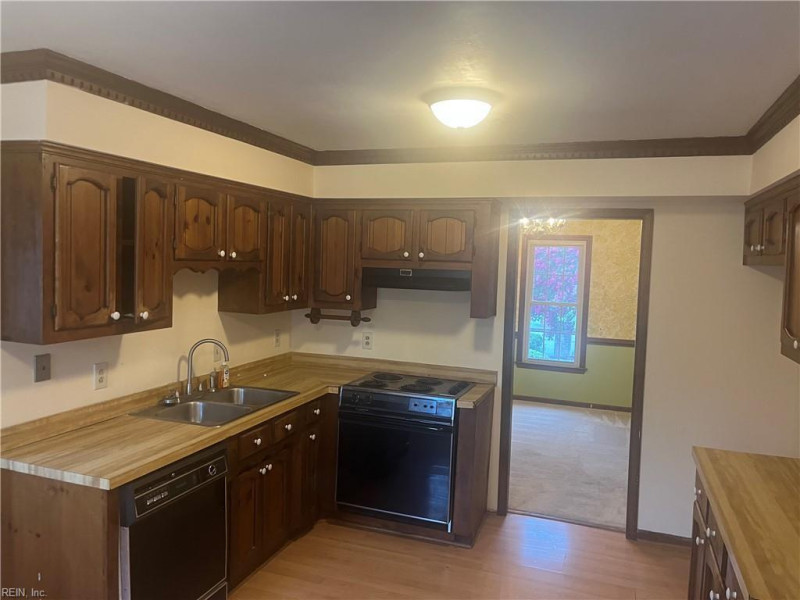 Photo 9 of 32 residential for sale in Chesapeake virginia