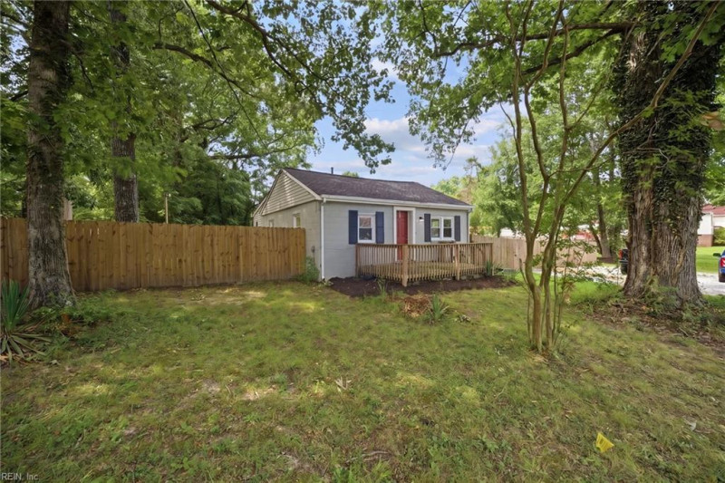 Photo 2 of 38 residential for sale in James City County virginia