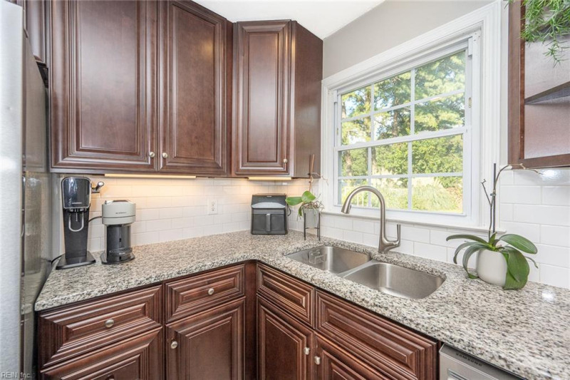 Photo 11 of 41 residential for sale in Chesapeake virginia