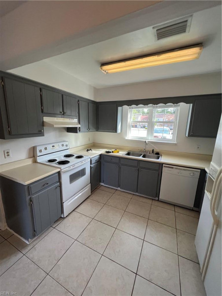 Photo 4 of 28 residential for sale in Chesapeake virginia