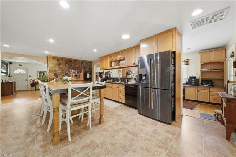 Photo 12 of 48 residential for sale in Chesapeake virginia