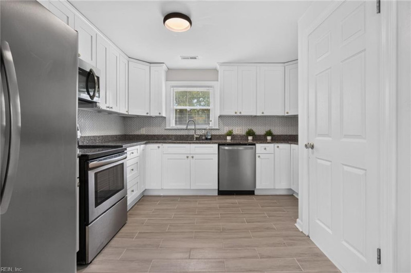 Photo 13 of 44 residential for sale in Hampton virginia