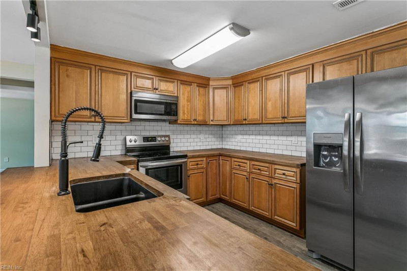 Photo 13 of 41 residential for sale in Hampton virginia