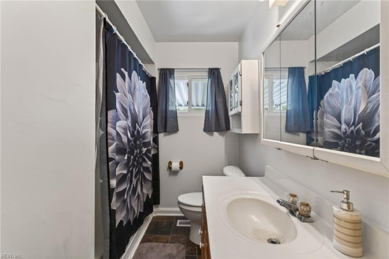Photo 14 of 24 residential for sale in Chesapeake virginia
