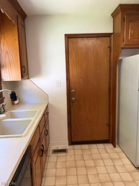 Photo 6 of 13 residential for sale in Hampton virginia