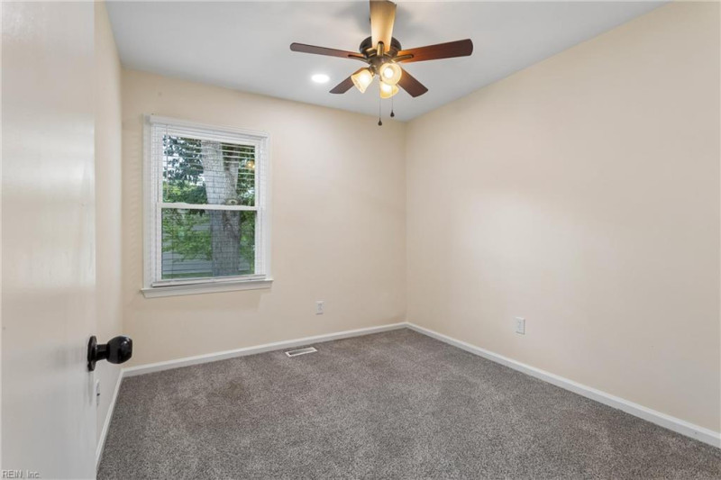 Photo 20 of 36 residential for sale in York County virginia