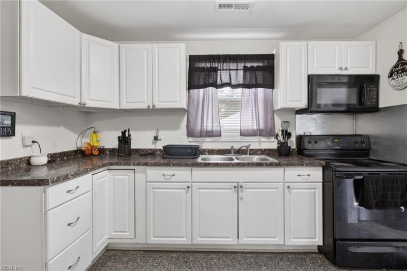 Photo 10 of 37 residential for sale in Portsmouth virginia