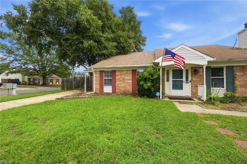 Photo 3 of 31 residential for sale in Chesapeake virginia