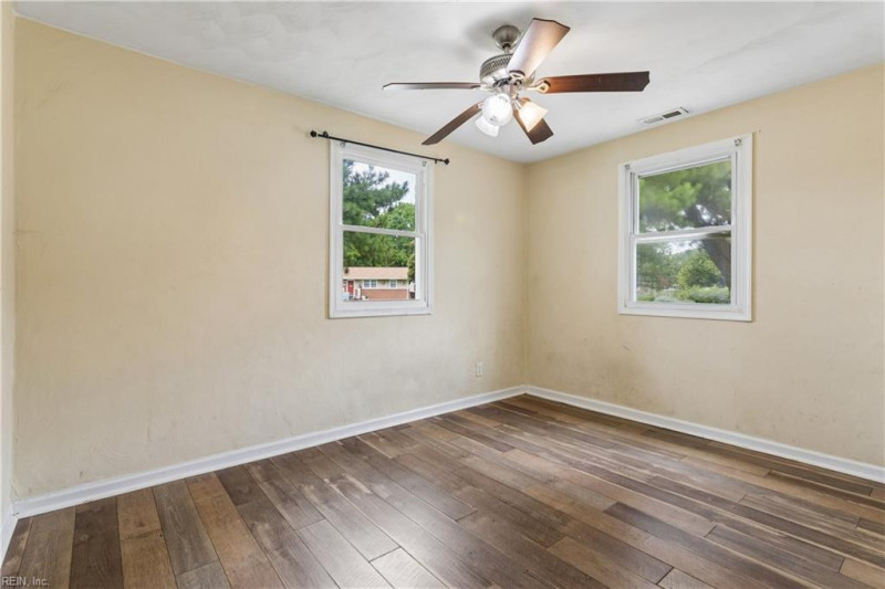 Photo 11 of 27 residential for sale in Chesapeake virginia