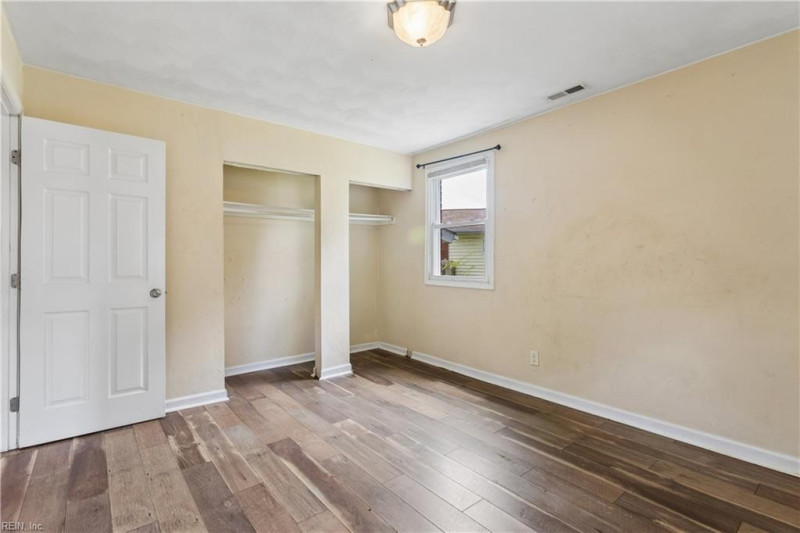 Photo 13 of 27 residential for sale in Chesapeake virginia