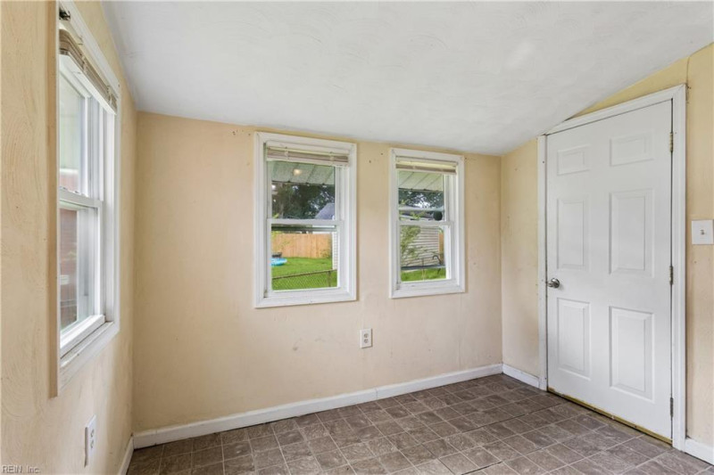 Photo 20 of 27 residential for sale in Chesapeake virginia