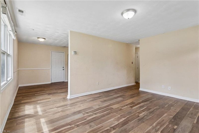 Photo 4 of 27 residential for sale in Chesapeake virginia