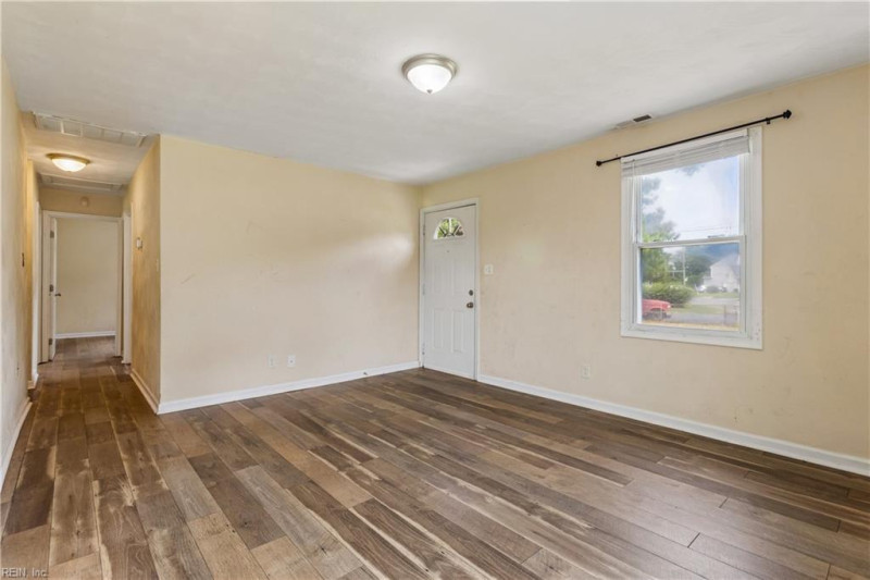 Photo 5 of 27 residential for sale in Chesapeake virginia