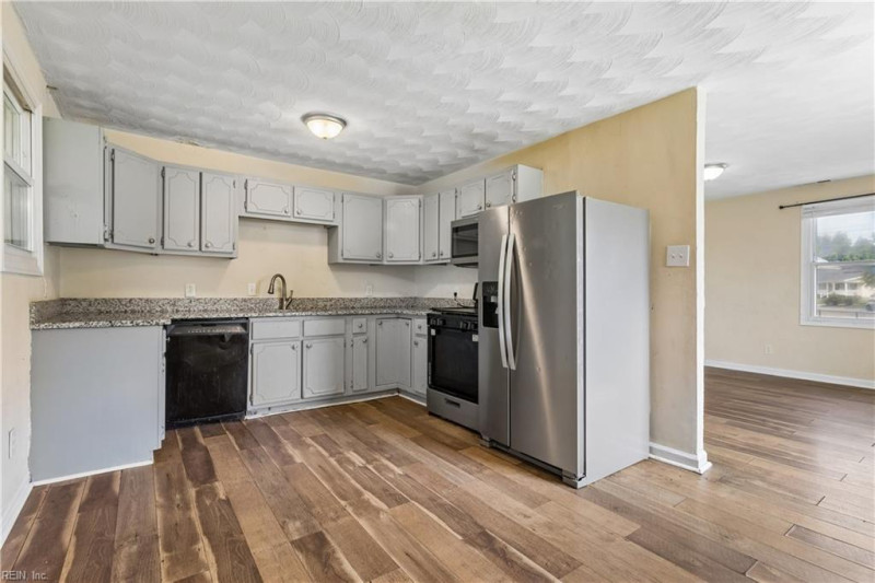 Photo 7 of 27 residential for sale in Chesapeake virginia