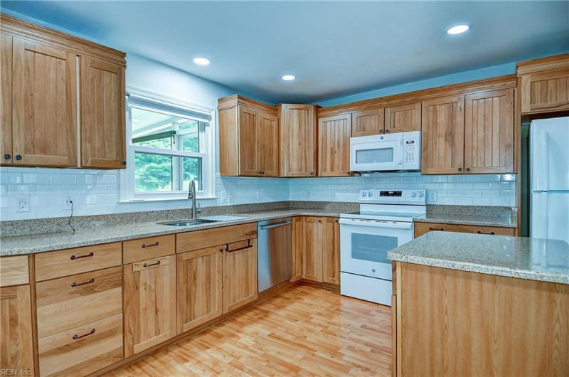 Photo 11 of 34 residential for sale in Chesapeake virginia