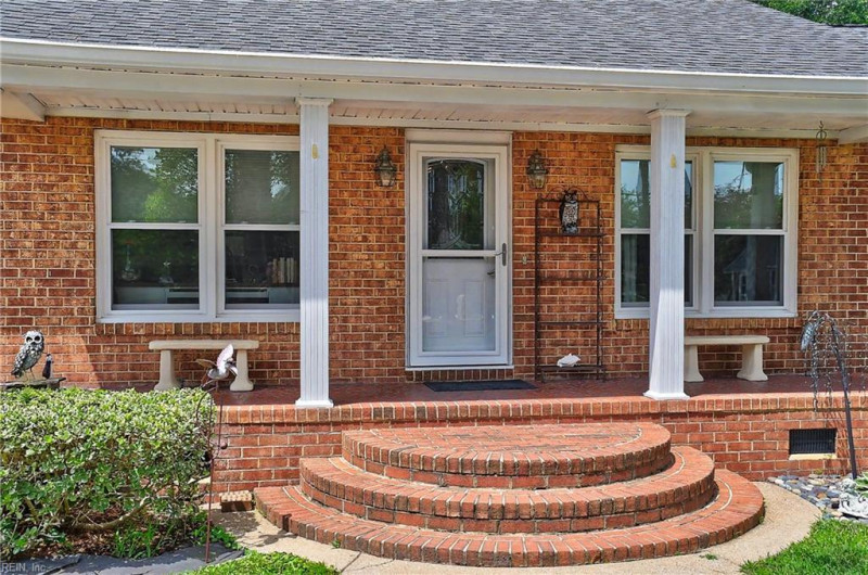 Photo 3 of 34 residential for sale in Chesapeake virginia